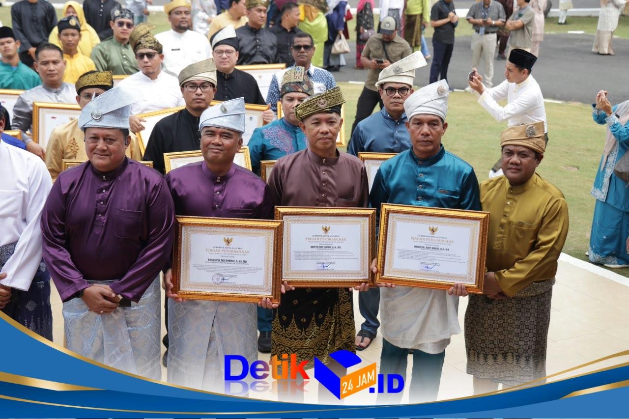 HARI JADI KE-24 KEPRI, KAPOLDA DAN JAJARAN POLDA KEPRI RAIH PENGHARGAAN