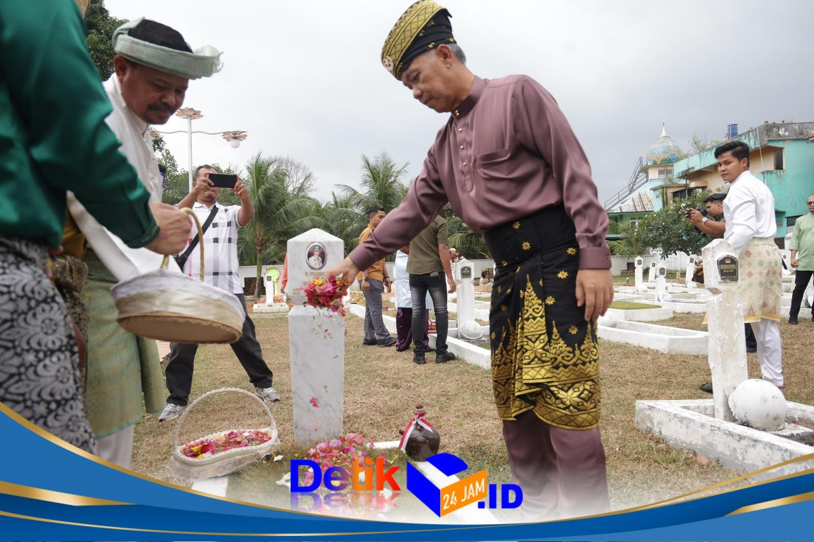 POLDA KEPRI HADIRI ZIARAH DAN TABUR BUNGA PERINGATAN HARI JADI KE-24 PROVINSI KEPRI