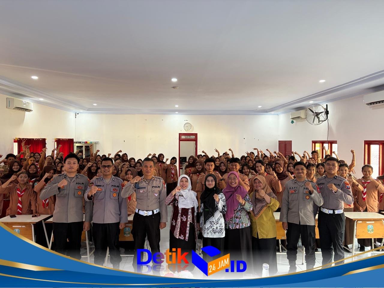 Police Goes To School: Kanit Kamsel Bersama Anggota Satlantas Polres Tulungagung Edukasi AI dan Tertib Lalu Lintas di SMKN 2 Boyolangu