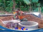 Wujud Kepedulian Lingkungan, Babinsa Sukosewu Dampingi Pemasangan Septic Tank Rumah Warga