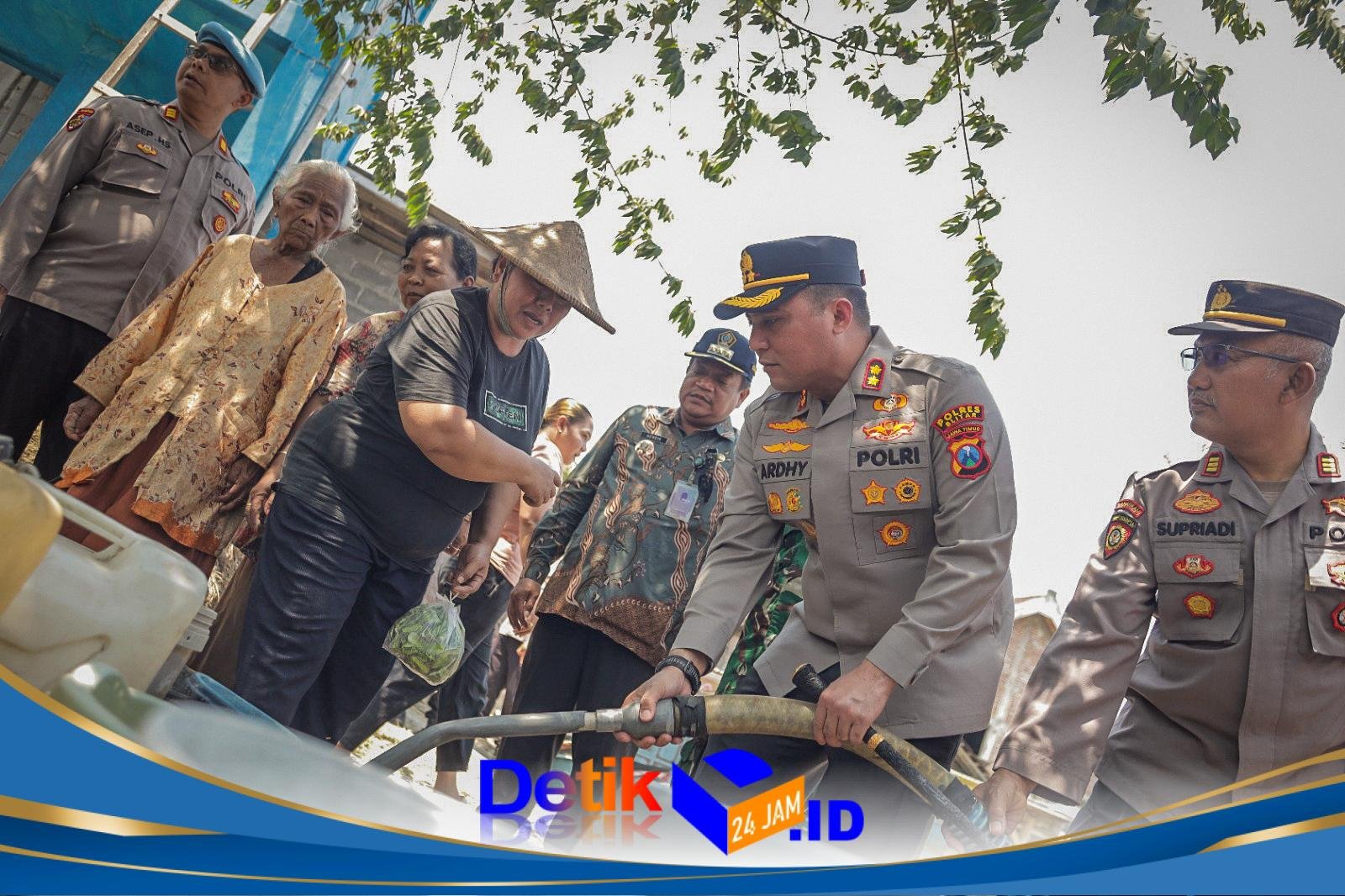 Polres Blitar Salurkan Bantuan Air Bersih dan Sembako bagi Warga Terdampak Kekeringan
